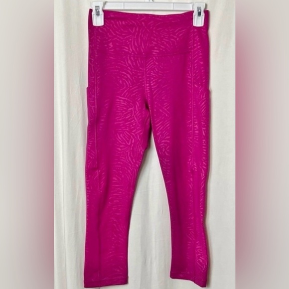 Athleta Pants - Athleta Fuchsia Ultimate Stash Pocket Printed Capri Size XS
